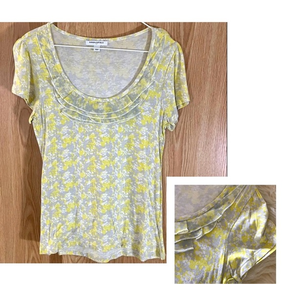 Banana Republic Soft Gray/Yellow Camo Patterned Scoop Ruffled Neckline Tee Top - Picture 1 of 5